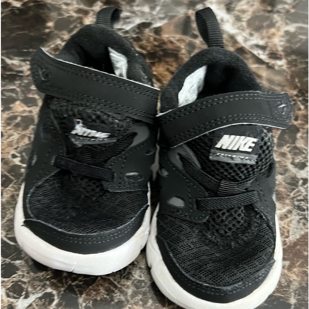 Nike free Runs 2 for toddler Sz 5, in black and white